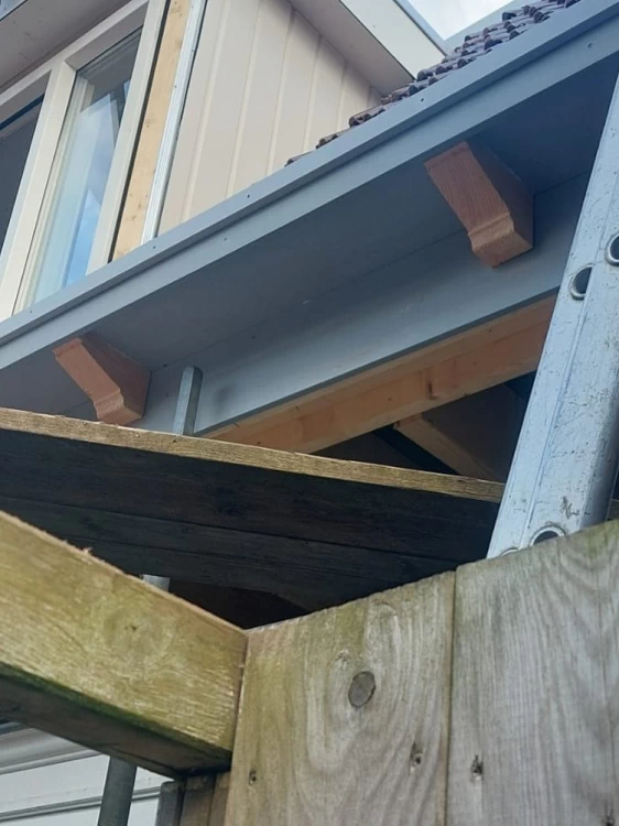 Houten klossen van Douglas hout voor aan de dakgoot